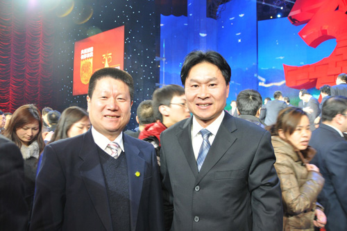 中國質(zhì)量檢驗協(xié)會企業(yè)工作部主任楊曉東與中國消費者協(xié)會副會長兼秘書長楊紅燦在中央電視臺演播大廳2012年“3.15晚會”直播現(xiàn)場合影留念。
