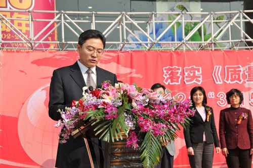 國家質(zhì)檢總局辦公廳副主任、中國質(zhì)量檢驗協(xié)會副理事長劉洪生在活動現(xiàn)場發(fā)布2012年皮鞋、衛(wèi)生巾兩類消費品產(chǎn)品質(zhì)量國家監(jiān)督抽查結(jié)果和2011年汽車產(chǎn)品缺陷信息投訴基本情況。
