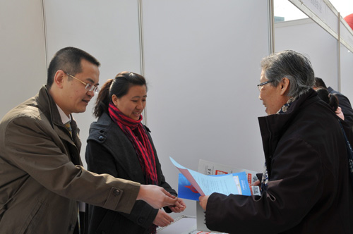 中國質(zhì)量檢驗協(xié)會企業(yè)工作部副主任王秀果在2012年3.15咨詢活動現(xiàn)場向消費者介紹中國質(zhì)量檢驗協(xié)會編印的宣傳資料。